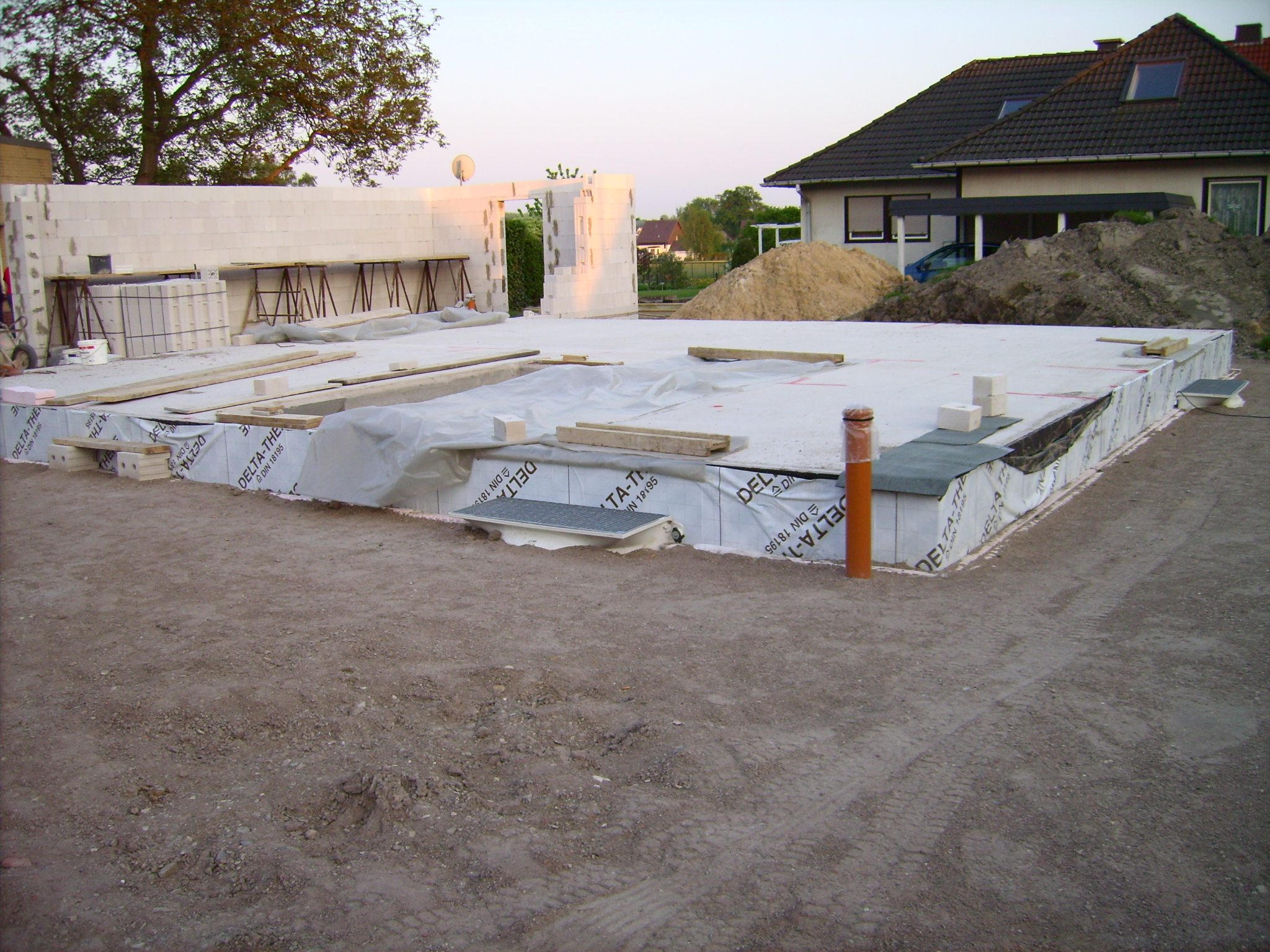 Sachiko´s kleines Garten-Blog » Keller wartet aufs Haus